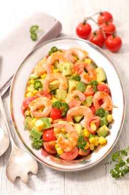 Karides, domates, mısır ve avokadoyla karışık sebze salatası.
