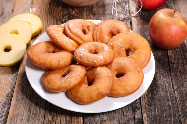 Ev yapımı kızarmış elmalı çörek.