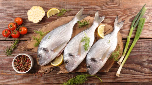 Pescado Crudo Con Pimientos Tomates Cebolla — Foto de Stock