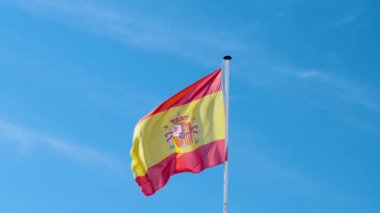 Mavi gökyüzünde İspanyol bayrağı