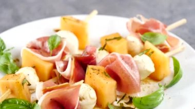 Kavun, jambon ve fesleğenli mozzarella.