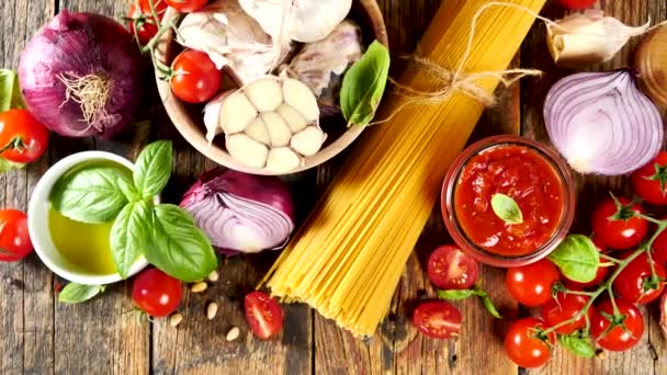 Pasta Espagueti Cruda Con Varios Ingredientes Para Salsa Tomate — Vídeo de stock