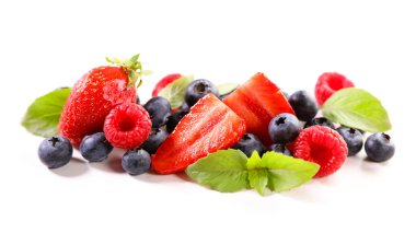 Beyaz arka planda izole meyveler.