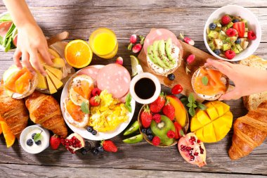 Kahvaltıda ya da açık büfede yemek yiyen insanlarla.