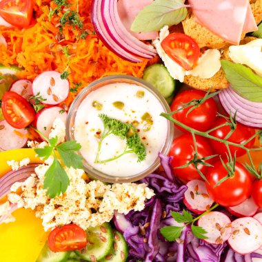 Bir kase sos ve taze sebze.