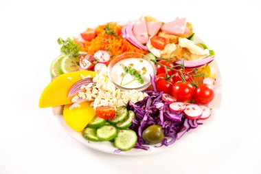 Karışık sebze salatası ve sos.