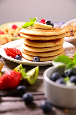 çilek meyve ile Pancakes