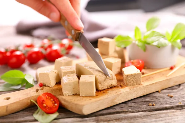 Färsk Tofu Skuren Med Tomat Och Basilika — Stockfoto
