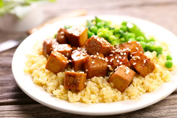 Smażone Tofu Sosem Sojowym Bulwą Zielonym Warzywem — Zdjęcie stockowe