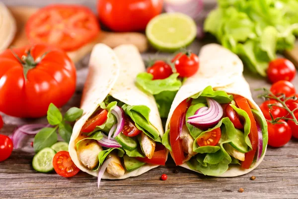 Fajita, kızarmış tavuk ve sebzeli tortilla dürümü.