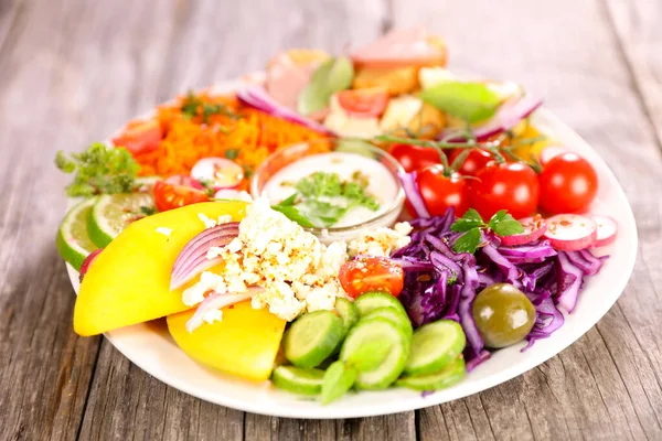 Karışık sebze salatası, tost ve sos.