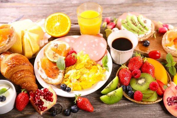 Reichhaltiges Frühstück Oder Frühstücksbuffet — Stockfoto