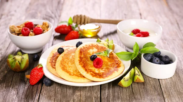 Pancake Con Frutti Bosco Freschi — Foto Stock