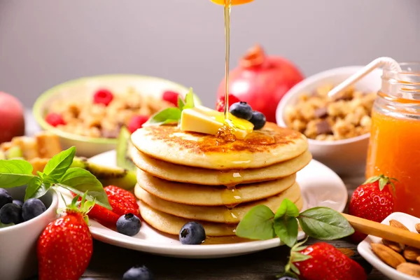 Pile Pancakes Maple Syrup Pouring — Stockfoto