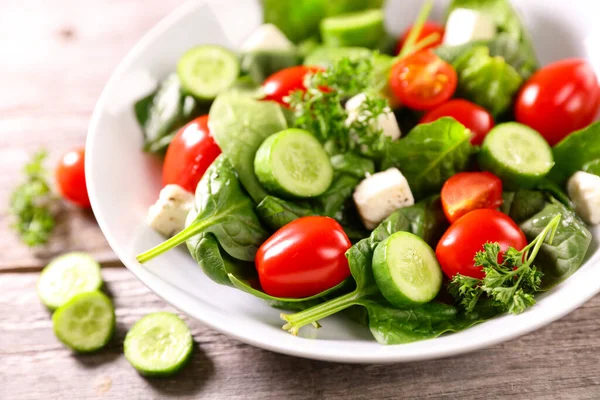 Salada Legumes Com Pepino Tomate Espinafre — Fotografia de Stock