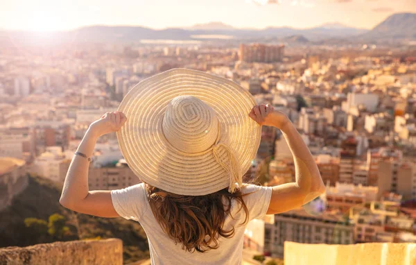 Woman Tourist Enjoying Beautiful Panoramic View City — Stockfoto