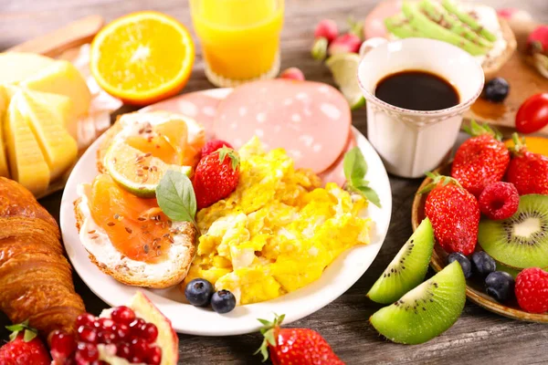 Makanan Sehat Dengan Telur Orak Arik Buah Buahan Dan Cangkir — Stok Foto