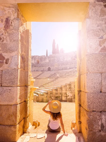Drzwi Wejściowe Amfiteatru Kobieta Turysta Siedzi Patrzy Widok — Zdjęcie stockowe