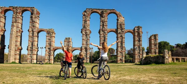 Merida Happy Family Bike Travel Spain — Stockfoto