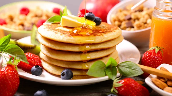 Pancakes Berries Fruits Butter Maple Syrup — Stockfoto