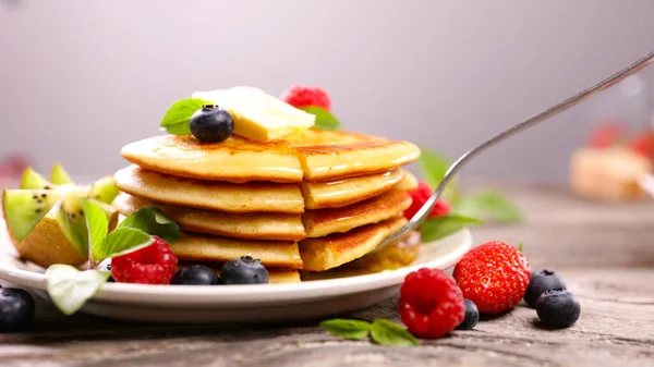 Haufen Pfannkuchen Und Beeren Früchte — Stockfoto