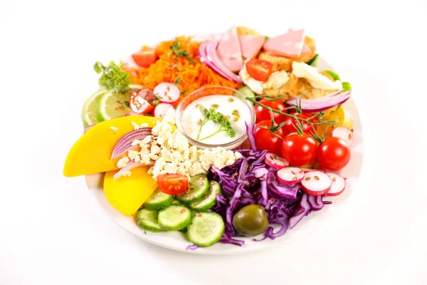 Karışık sebze salatası ve sos.