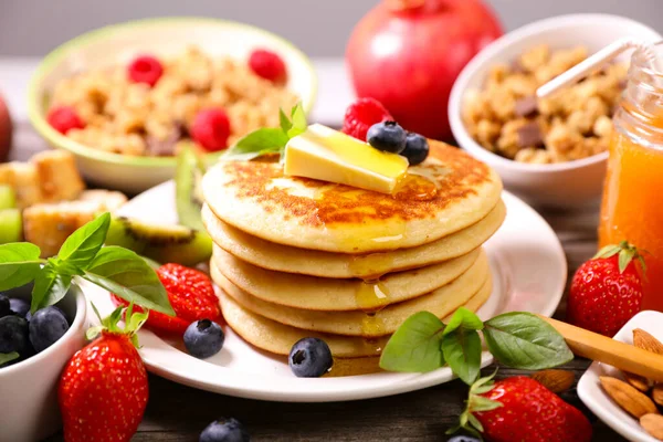 Pancakes Berries Fruits Butter Maple Syrup — Fotografia de Stock