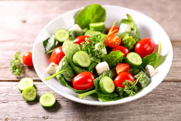 Ispanak Domates Salatayla Karışık Salata — Stok fotoğraf