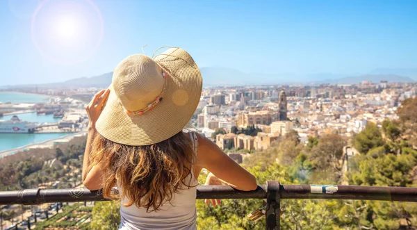 Nainen Turisti Katselee Malaga Kaupunki Panoraamanäköala — kuvapankkivalokuva
