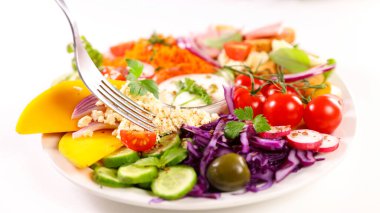 Beyaz arka planda izole edilmiş renkli sebze salatası tabağı