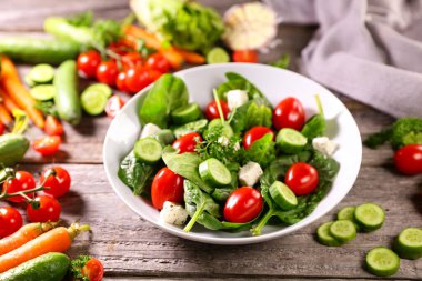 Salatalık ve vişneli ıspanak salatası.