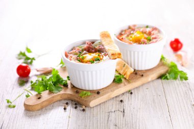 Pastırmalı ve kremalı yumurta.