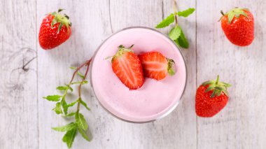Çilekli panna cotta- çilekli kremalı tatlı