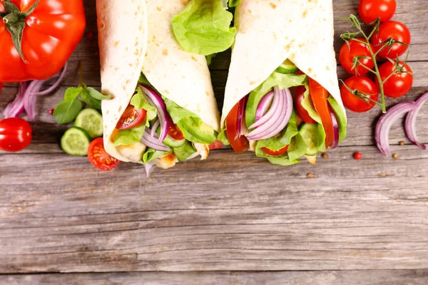 Tavuk ve sebzeli tortilla sarması.