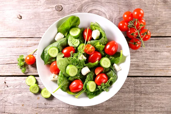 Salat Mit Gurken Und Spinat Und Kirschtomaten — Stockfoto