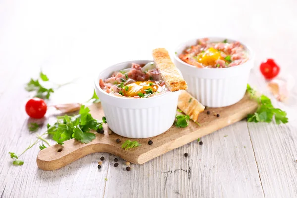 Pastırmalı ve kremalı yumurta.