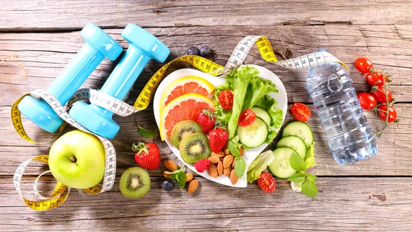 Diétás Élelmiszer Fogalom Súlyzóval Fogyasztásmérővel Gyümölccsel Zöldséggel — Stock Fotó