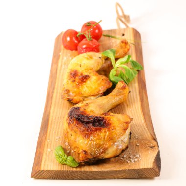 Tahtada kızarmış tavuk budu.