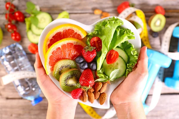 Kézben Tartó Tányér Gyümölcsökkel Zöldségekkel Egészséges Táplálkozás — Stock Fotó