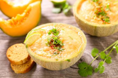 Baharatlı ve otlu kavun çorbası.