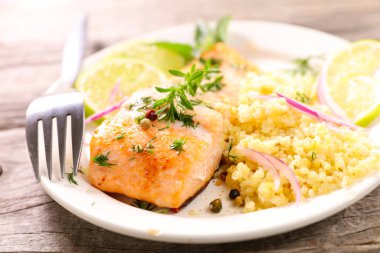 fırında somon fileto ve tahıl