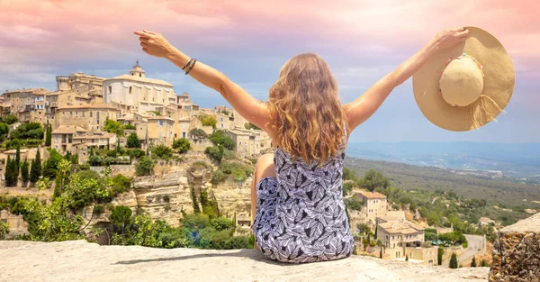 Provence Gordes Glückliche Frau Genießt Den Panoramablick Auf Das Dorf — Stockfoto