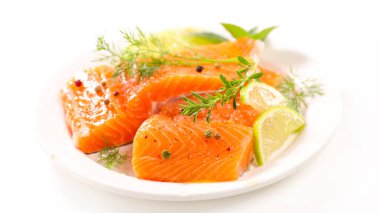 Limonlu ve otlu taze somon filetosu.