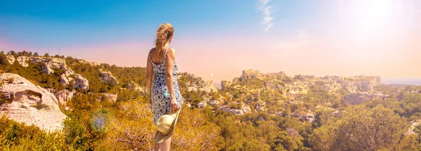Touristin Genießt Die Landschaft Der Provence Baux Provence — Stockfoto
