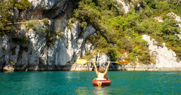 10代の若者が川でカヌーを楽しむ Verdon France — ストック写真