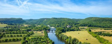 Dordogne- nehir ve kale panoramik görünümü