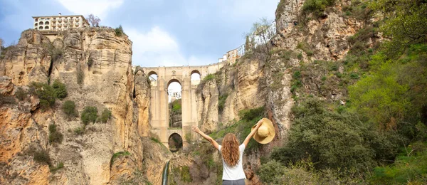 スペインのロンダ アンダルシアの景色を見る幸せな女性観光客 — ストック写真