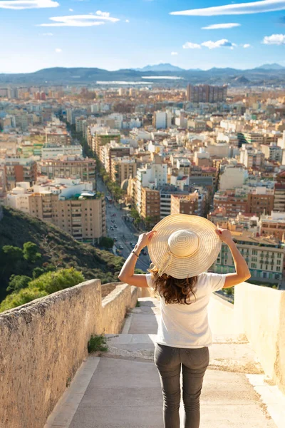 Tourismus Alicante Reisende Mädchen Spanien — Stockfoto