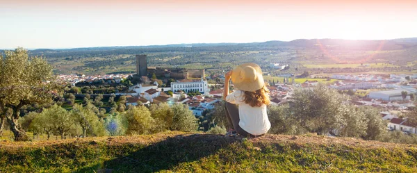 Mulher Turista Desfrutando Vista Cidade Portel Portugal — Fotografia de Stock