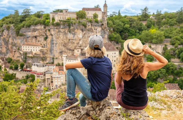 ロカマドゥール市を楽しむ若い男と女の子 フランス — ストック写真